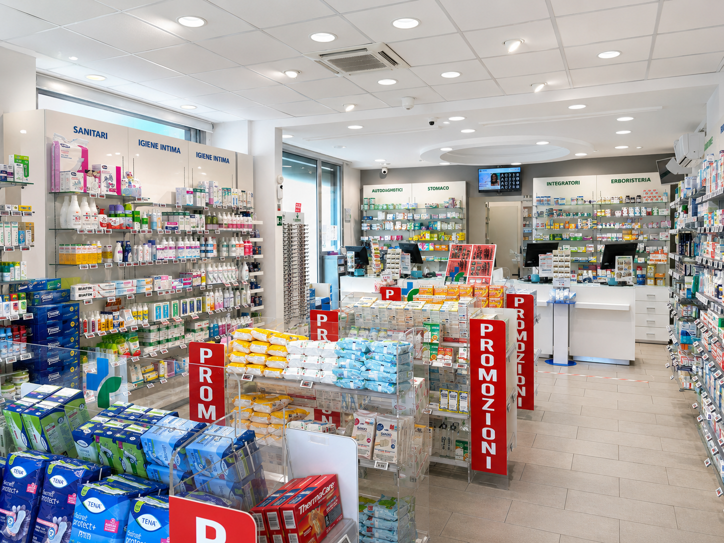 Interno della Farmacia Leone a Palermo, scaffali e banco servizi